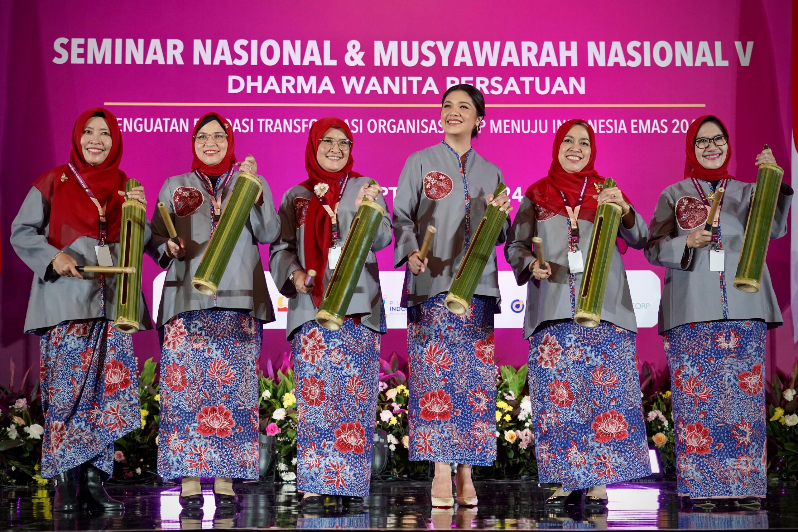 Sekjen DWP Pusat Ajak Masyarakat Selalu Gunakan Produk Lokal Buatan UMKM Sekjen DWP Pusat Ajak Masyarakat Selalu Gunakan Produk Lokal Buatan UMKM