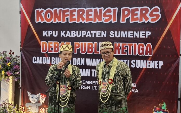 Pasangan calon bupati dan wakil bupati Sumenep KH. Ali Fikri dan KH. Muh. Unais Ali Hisyam usai mengikuti debat terbuka yang ketiga oleh KPU Sumenep