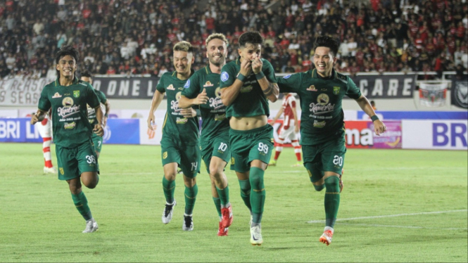 Persebaya Surabaya, Persib Bandung, dan Persija Jakarta Garang di Kandang, Siapa yang Akan Bertahan di Puncak? Persebaya Surabaya, Persib Bandung, dan Persija Jakarta Garang di Kandang, Siapa yang Akan Bertahan di Puncak?