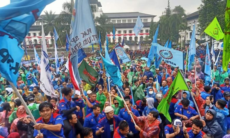 KSPI desak pencopotan PJ Gubernur Jawa Barat dan penetapan UMSK se-Jawa Barat 2025 KSPI