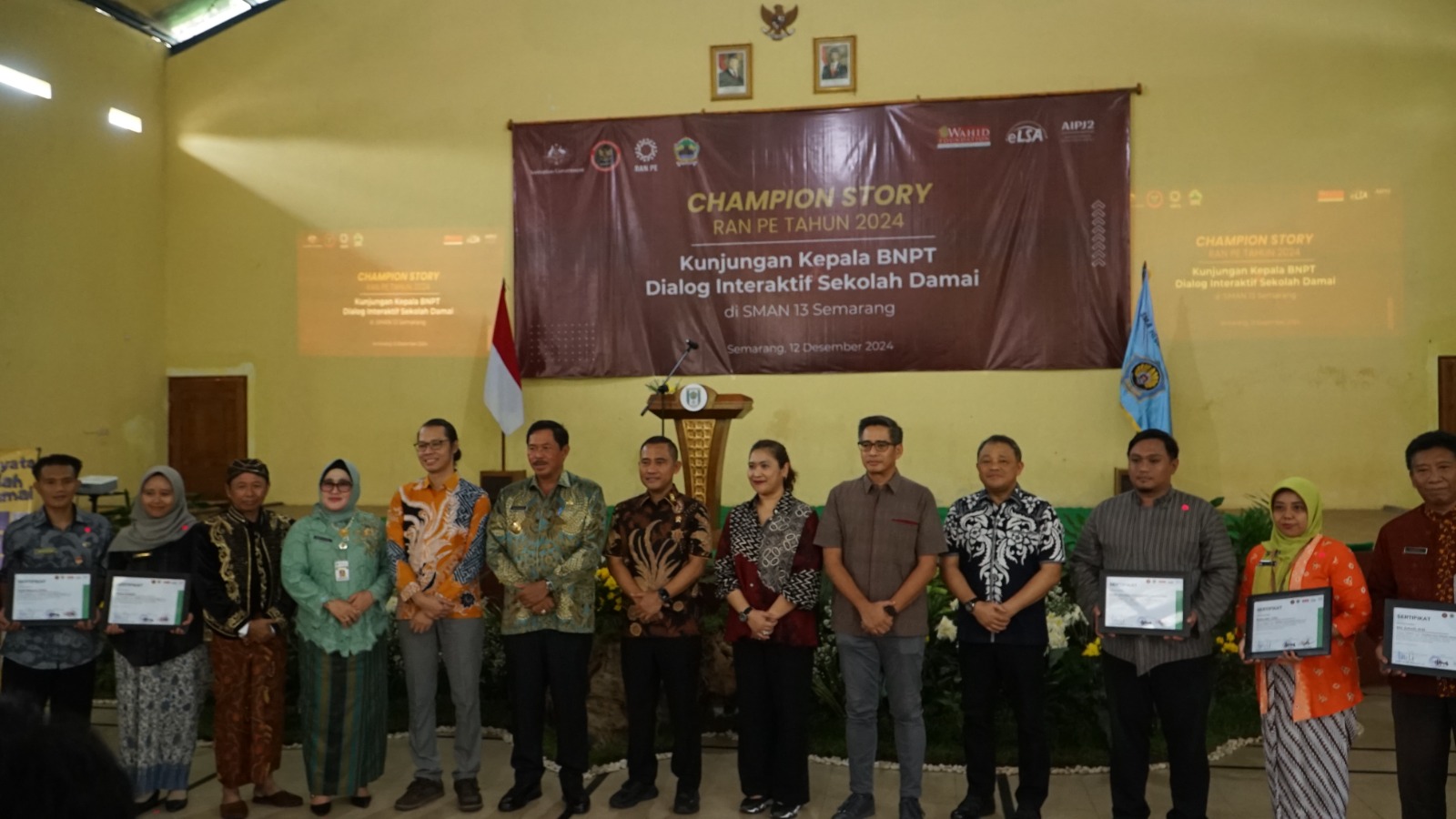 Kepala BNPT dan Pj Gubernur Jateng Apresiasi Program Sekolah Damai Wahid Foundation Kepala BNPT, Eddy Hartono dan Pj Gubernur Jateng, Nana Sudjana saat berkunjung ke Sekolah Damai SMAN 13 Semarang