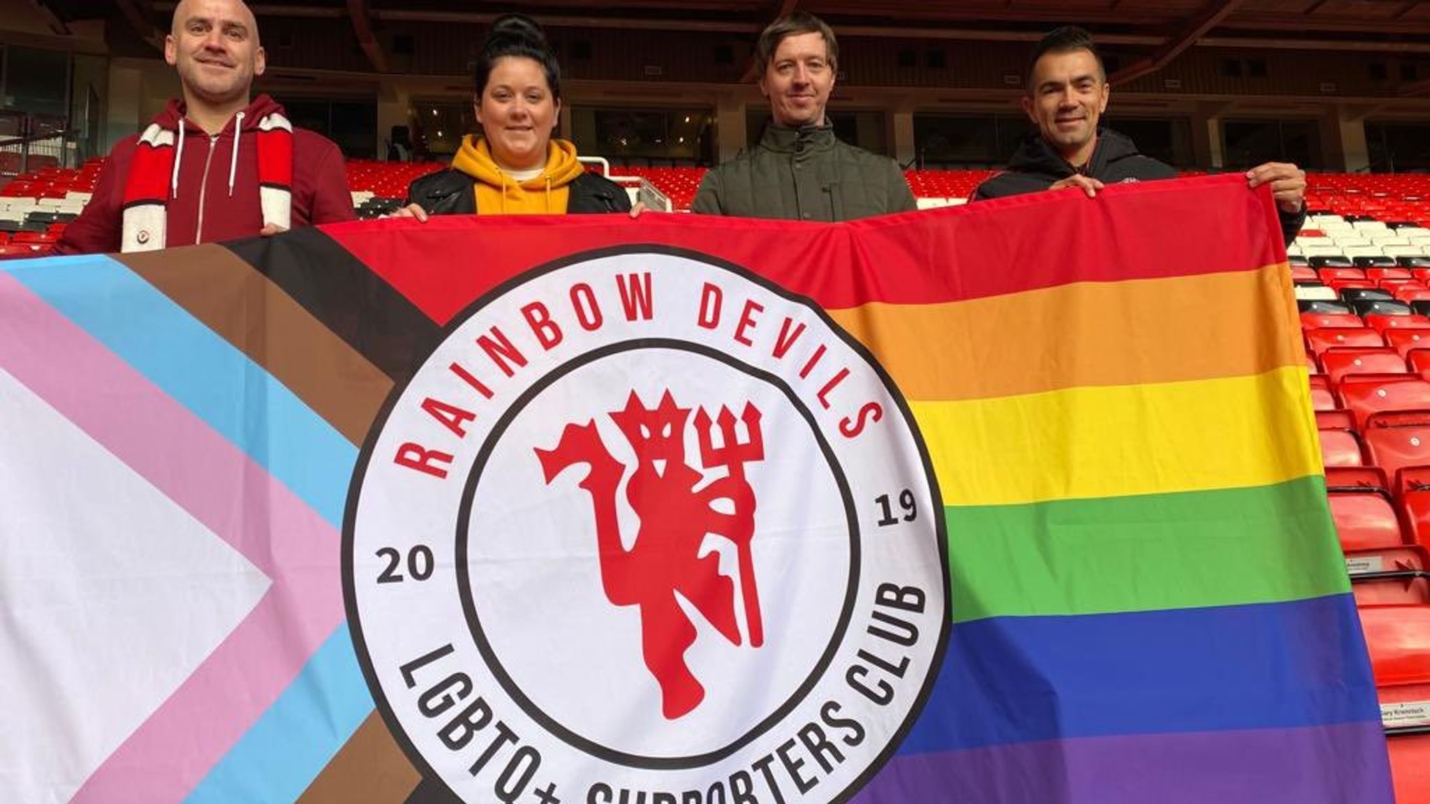 Kontroversi di MU: Pemain Tolak Jaket LGBT, Sponsor Kecewa Besar! Kontroversi di MU: Pemain Tolak Jaket LGBT, Sponsor Kecewa Besar!