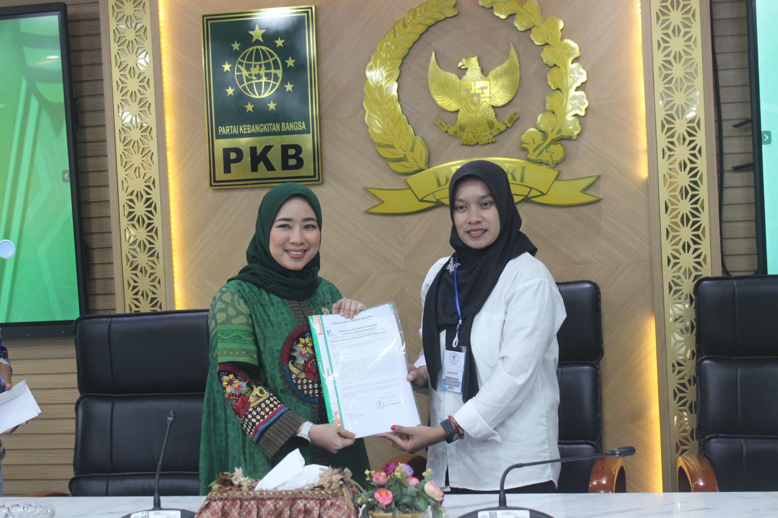 Ratna Juwita Sari Terima Masa Aksi Forum Guru Swasta Nasional Passing Grade Tahun 2023 Ratna Juwita Sari Terima Masa Aksi Forum Guru Swasta Nasional Passing Grade Tahun 2023