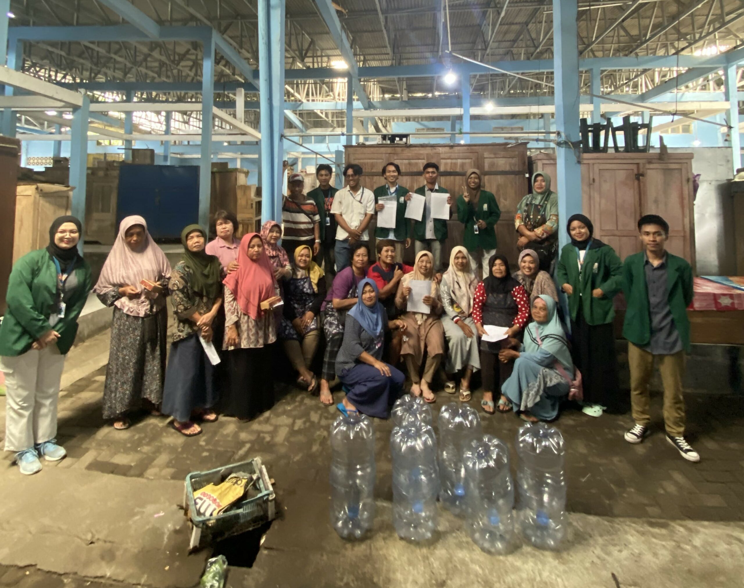 Tim KKN Sekolah Pasar Sosialisasikan Pengelolaan Sampah Organik di Pasar Balerante Program Dekomposer KKN Konversi Sekolah Pasar "Balerante" - UIN Sunan Kalijaga Yogyakarta