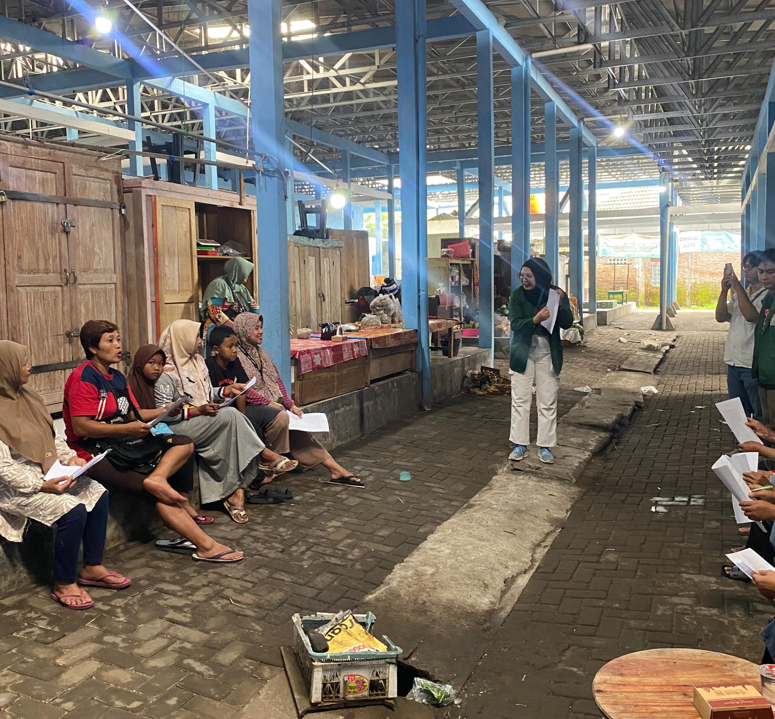 Mahasiswa KKN Sekolah Pasar Gelar Agenda Sinau Bareng Pembukuan Sederhana untuk Para Pedagang Pasar Balerante Program Pembukuan Sederhana KKN Konversi Sekolah Pasar "Balerante" - UIN Sunan Kalijaga Yogyakarta