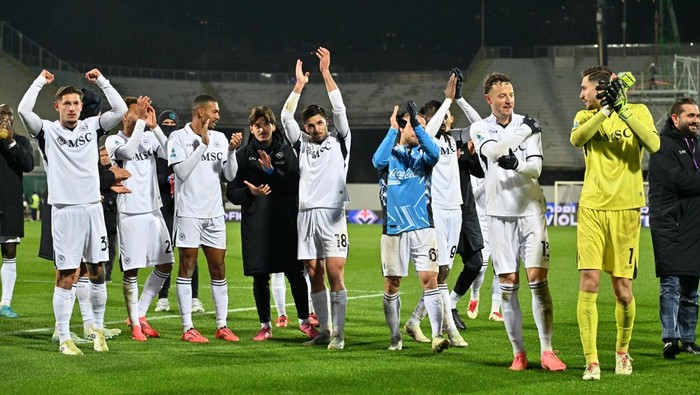 Meski Napoli Menang atas Fiorentina, Mereka Tetap Berduka Meski Napoli Menang atas Fiorentina, Mereka Tetap Berduka