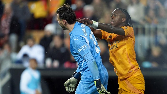 Vinicius Junior Kena Sanksi Tidak Boleh Ikuti 2 Pertandingan Vinicius Junior Kena Sanksi Tidak Boleh Ikuti 2 Pertandingan