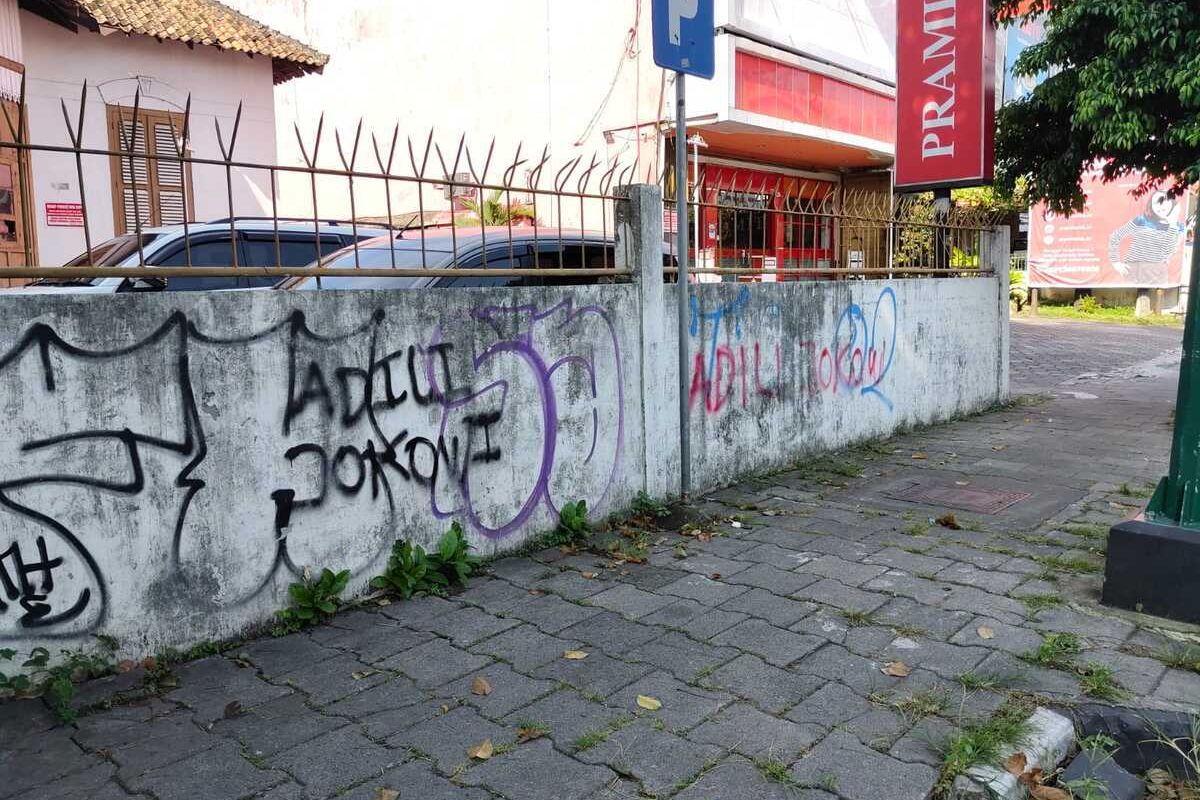 Vandalisme "Adili Jokowi" Muncul di Beberapa Titik, Polisi Buru Pelakunya Vandalisme "Adili Jokowi" Muncul di Beberapa Titik, Polisi Buru Pelakunya
