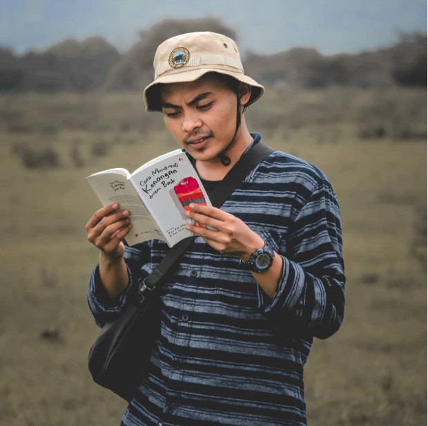 Politik Di Ujung Jempol: Gerindranisasi Anak Muda Di Media Sosial Politik Di Ujung Jempol: Gerindranisasi Anak Muda Di Media Sosial
