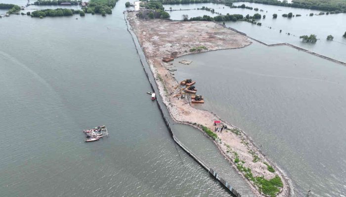 Pembongkaran Pagar Laut di Bekasi Dimulai, Masih Ada yang Belum Dibongkar Pembongkaran Pagar Laut di Bekasi Dimulai, Masih Ada yang Belum Dibongkar