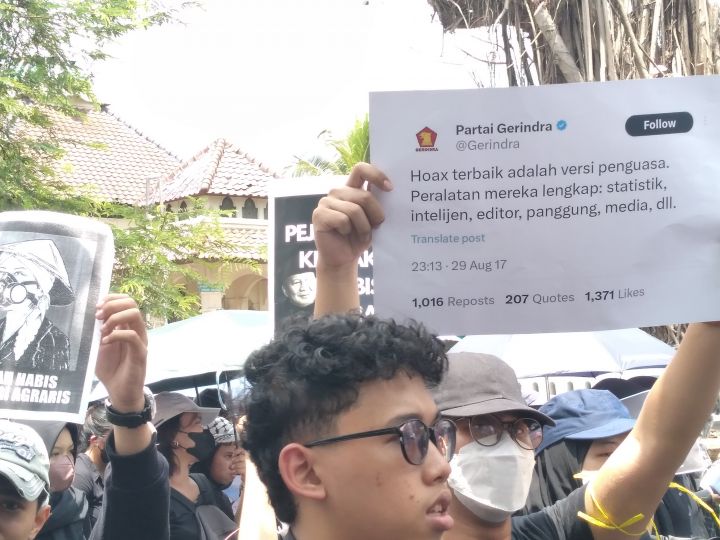 Aksi Indonesia Gelap di Yogyakarta Sindir Jejak Digital Gerindra Aksi Indonesia Gelap di Yogyakarta Sindir Jejak Digital Gerindra