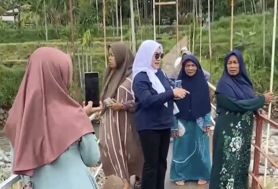 Wakil Ketua DPRD Probolinggo Tinjau Lokasi Banjir di Dusun Klembun Barat, Soroti Kerusakan Jembatan dan Sawah Warga Wakil Ketua DPRD Probolinggo Tinjau Lokasi Banjir di Dusun Klembun Barat, Soroti Kerusakan Jembatan dan Sawah Warga