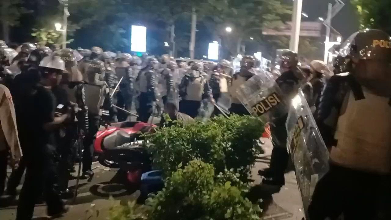 Polisi Bertindak Keras, Dua Perempuan Peserta Aksi Tolak RUU TNI Jadi Korban Polisi Bertindak Keras, Dua Perempuan Peserta Aksi Tolak RUU TNI Jadi Korban