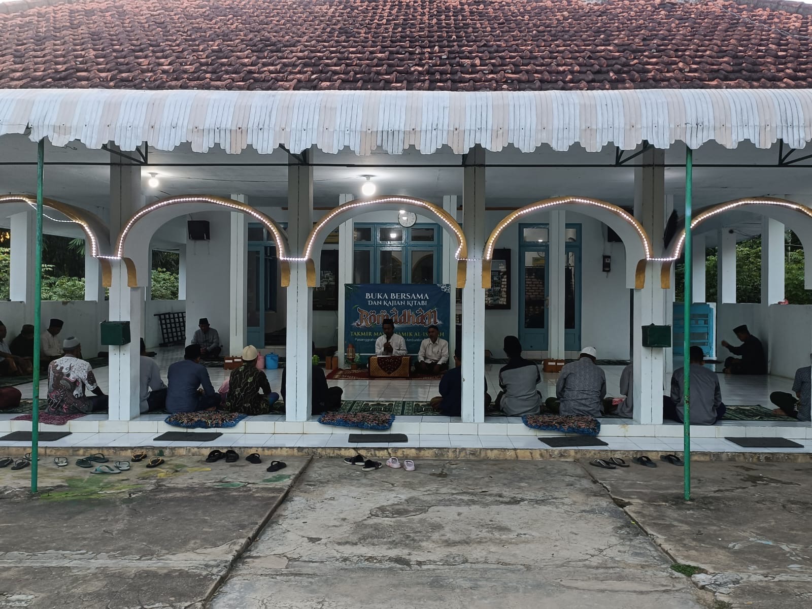 Masjid Jamik Pasanggrahan Ambunten Timur Ramai dengan Kajian Kitab Selama Ramadan Masjid Jamik Pasanggrahan Ambunten Timur Ramai dengan Kajian Kitab Selama Ramadan