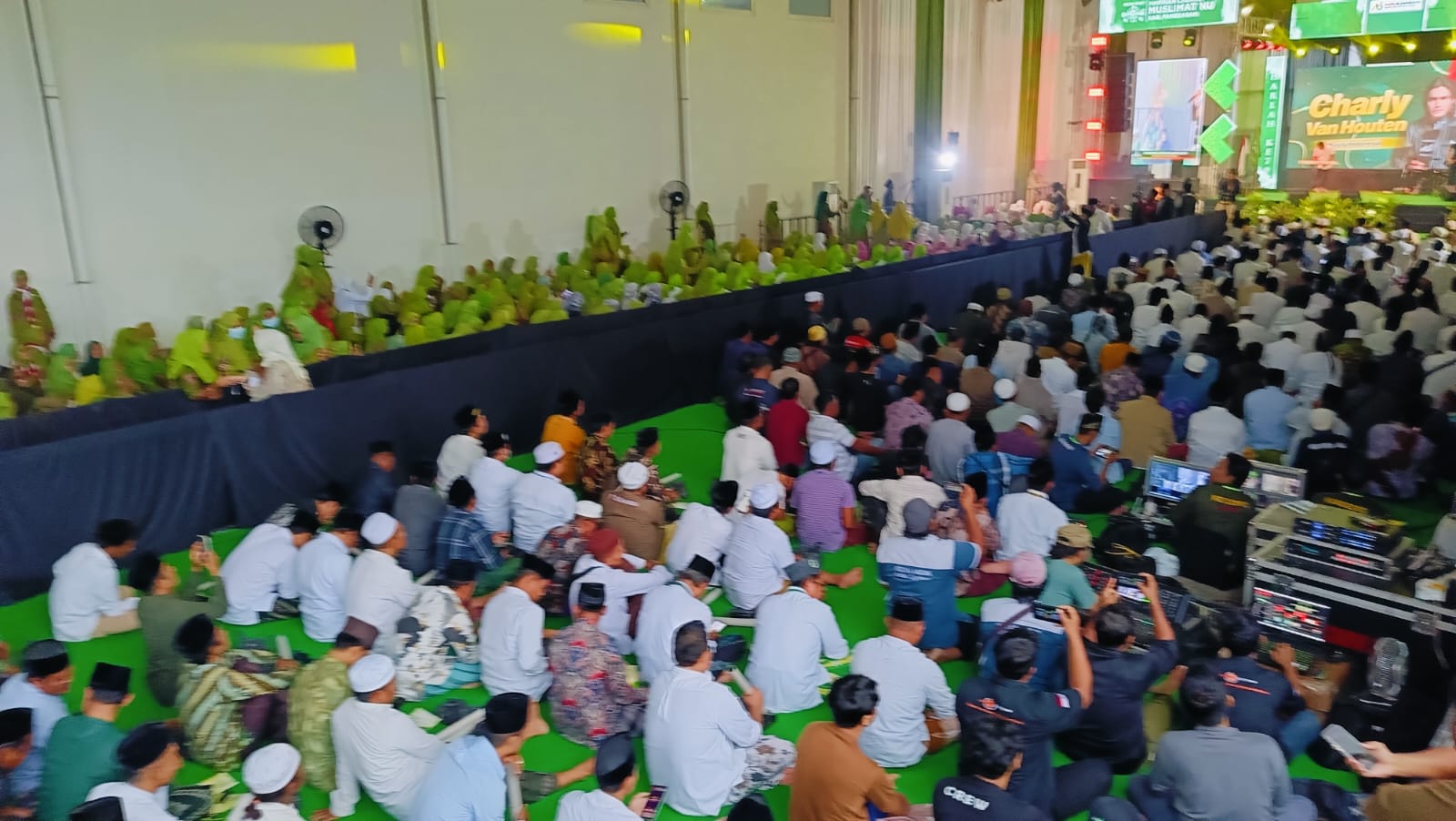 Warga NU Buka Bareng Haji Her, Ceramah Gus Miftah hingga di hibur Charly Van Houten Warga NU Buka Bareng Haji Her, Ceramah Gus Miftah hingga di hibur Charly Van Houten