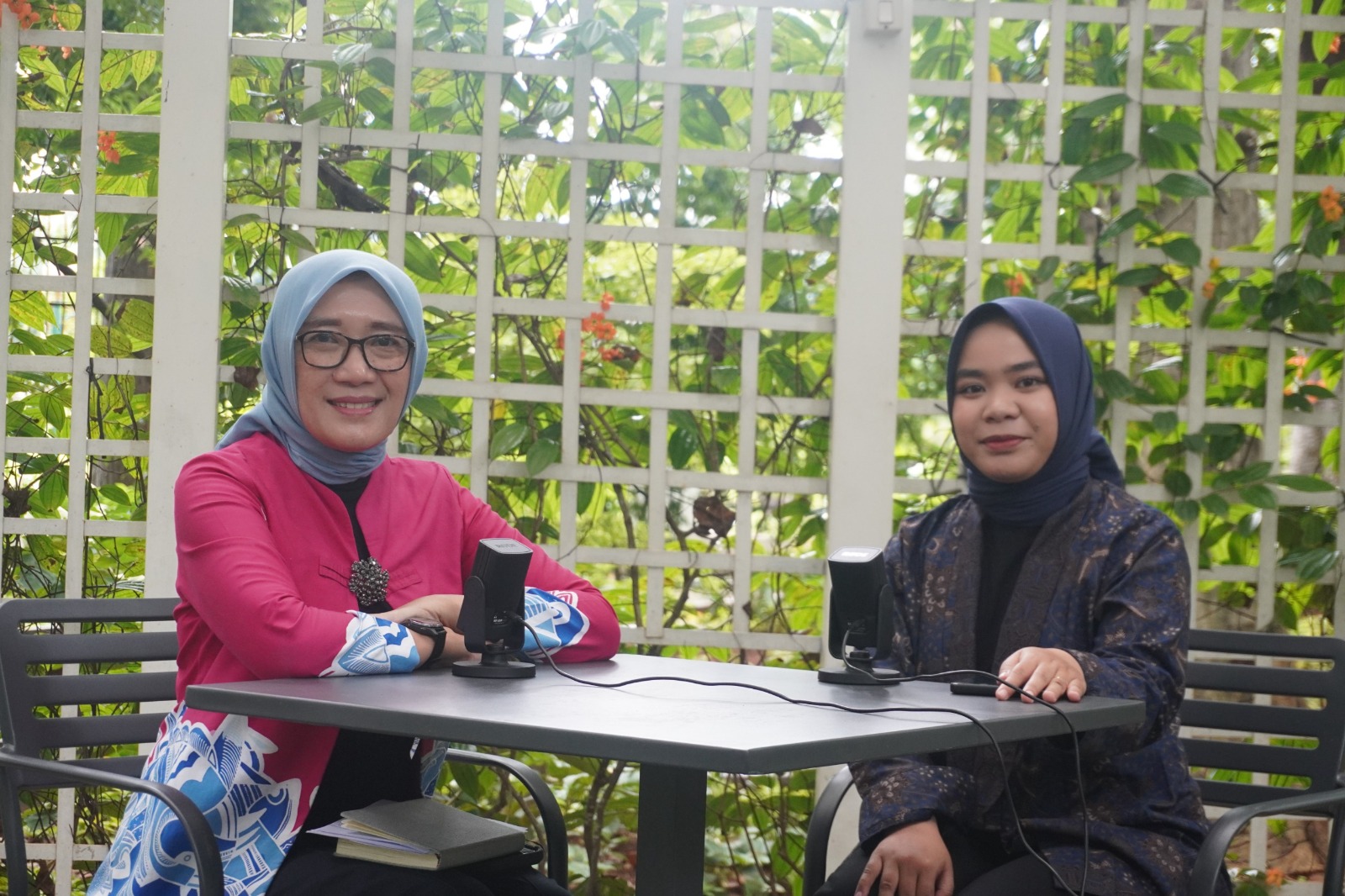 Bagaimana Cara Meningkatkan Peran Perempuan dan Generasi Muda dalam Pengelolaan Hutan? Bincang PATTIRO bersama Luckmi Purwandary, Kepala Pusgenri Kemenhut (kiri), mendiskusikan bagaimana meingkatkan peran perempuan dan generasi muda dalam berbagai upaya pelestarian hutaan.