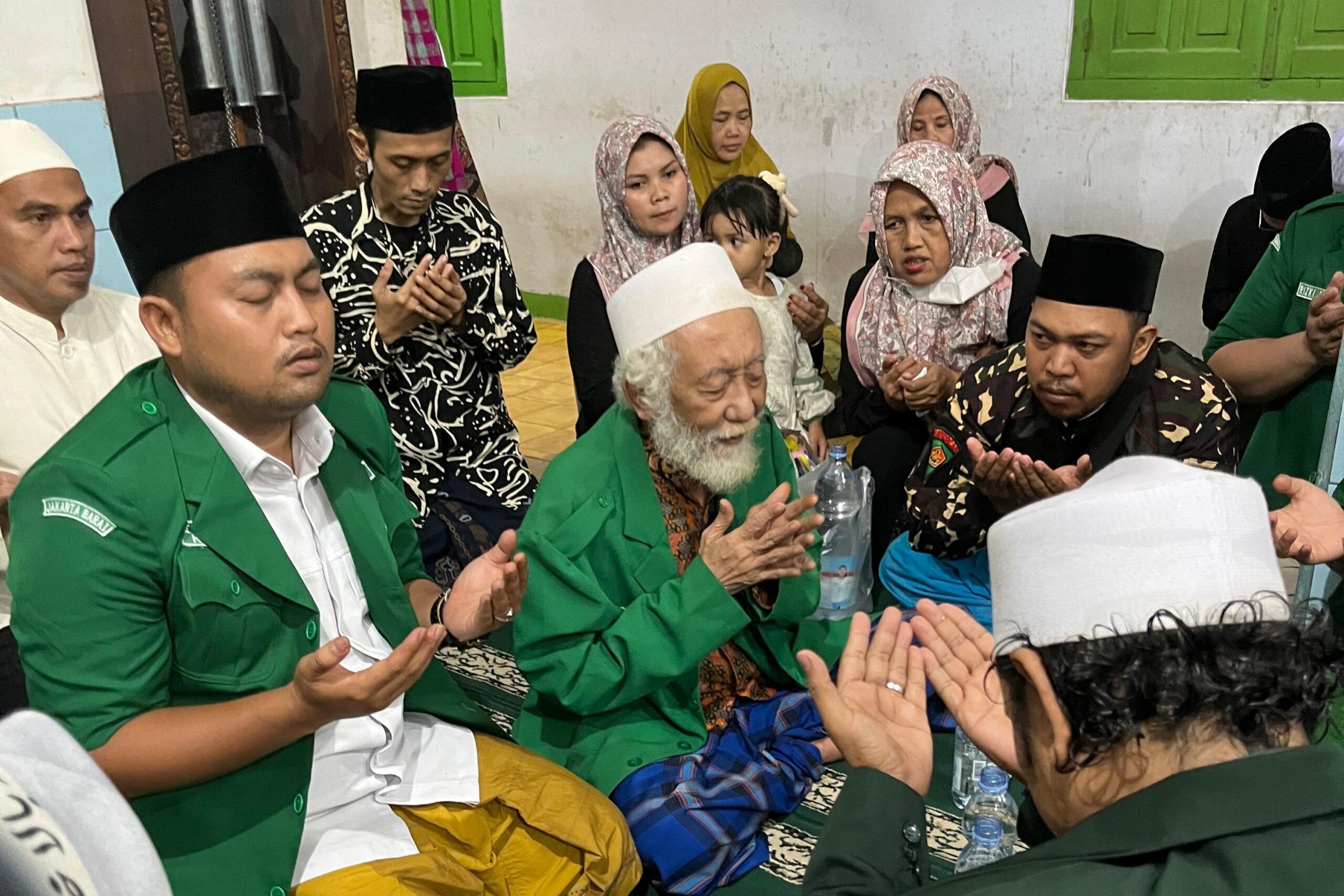 Kepada GP Ansor Jakbar, Abuya Muhtadi: Jaga NKRI, Semangat dan Terus Maju! PC GP Ansor Jakarta Barat dalam rangka testimoni Refleksi Pergerakan mengunjungi tokoh Ulama Kharismatik Abuya Muhtadi dan sekaligus berziarah untuk mendiang Ayahanda Abuya Muhtadi, Almagfurlah KH Abuya Dimyati Banten.