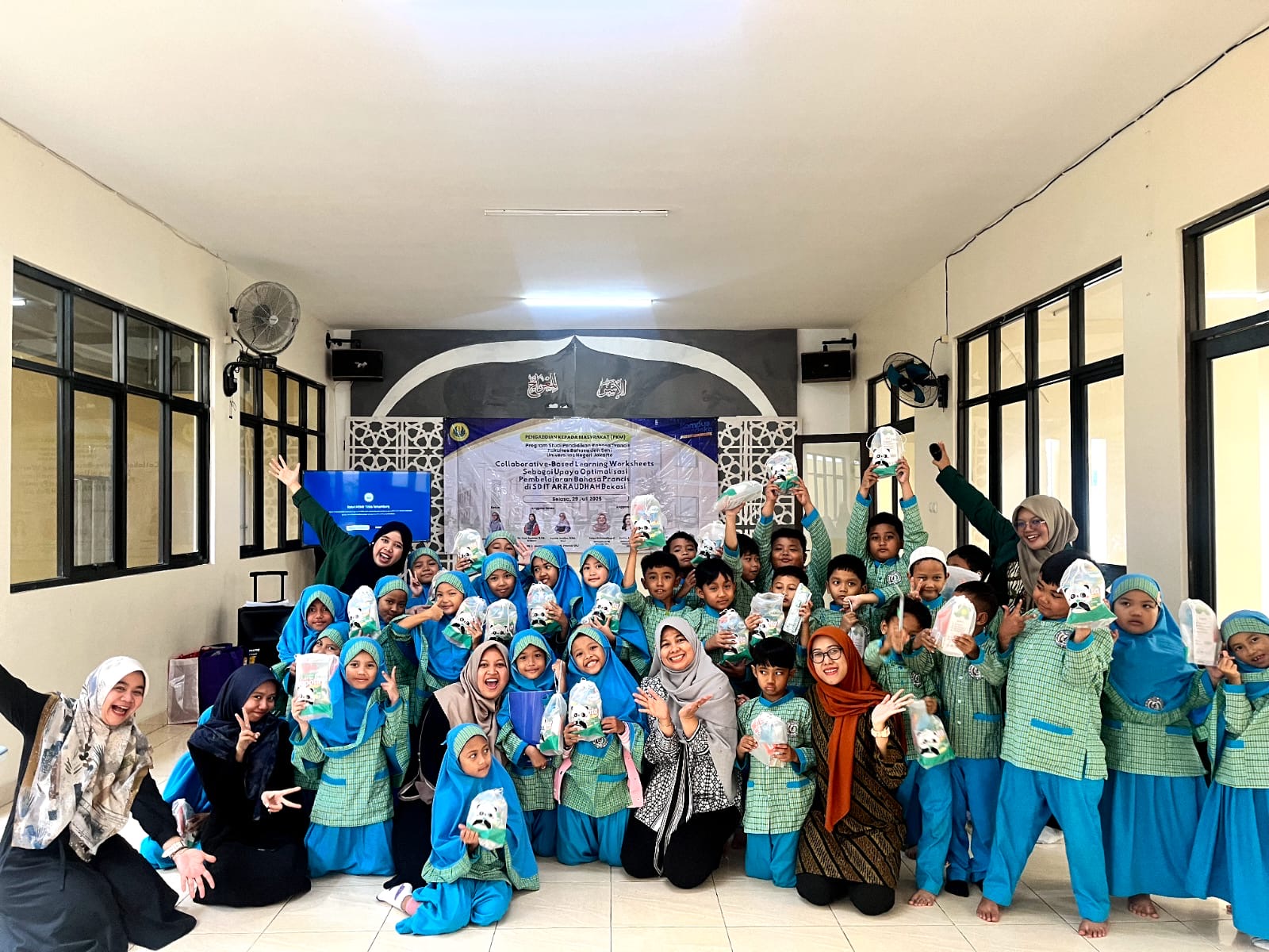 Dosen UNJ Kenalkan Worksheet Kolaboratif untuk Pembelajaran Bahasa Prancis di SD IT Ar Raudhah Bekasi Dosen UNJ Kenalkan Worksheet Kolaboratif untuk Pembelajaran Bahasa Prancis di SD IT Ar Raudhah Bekasi