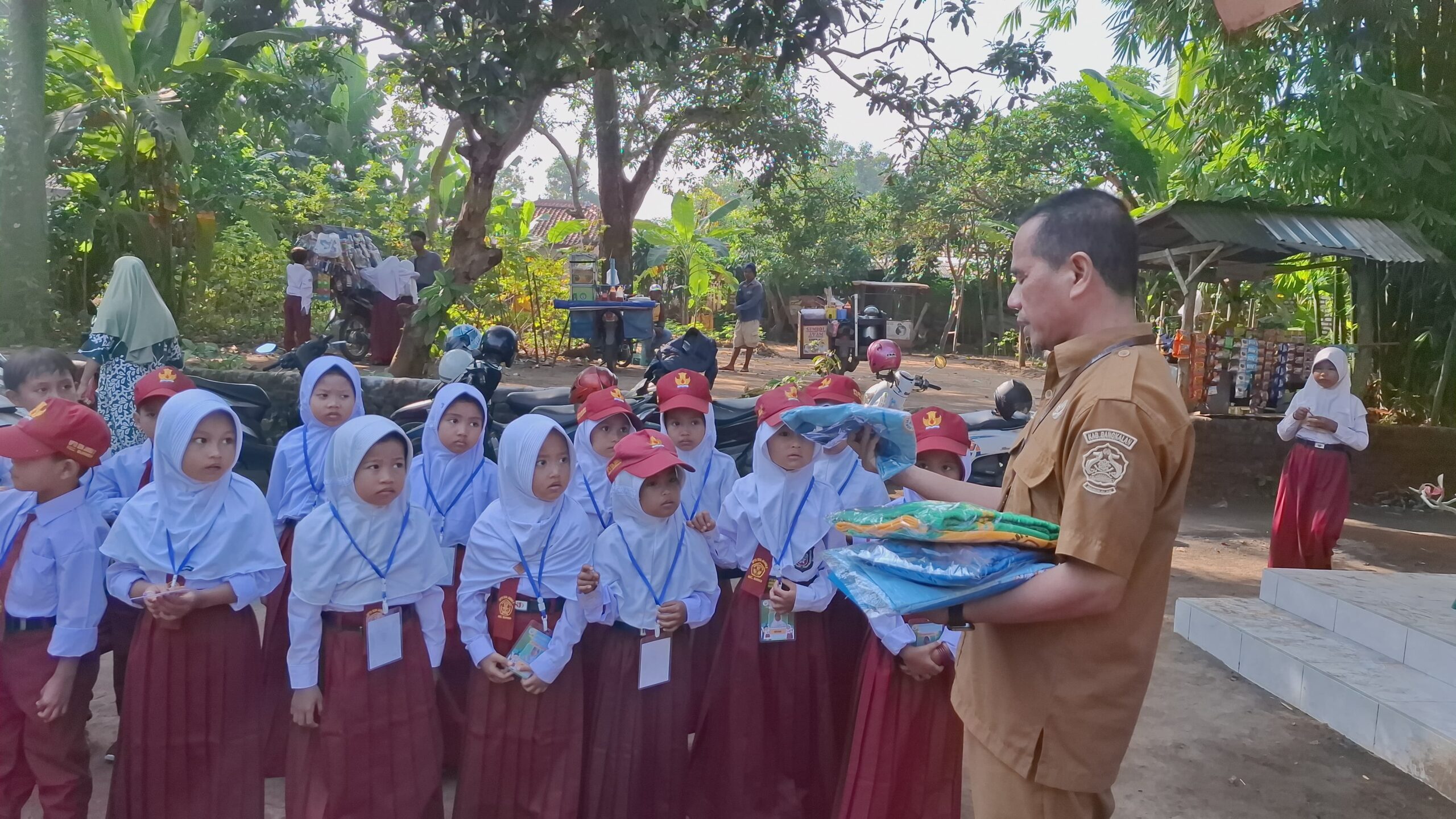 Murid Baru SD Negeri 2 Jambu Bangkalan Terima Seragam dan Perlengkapan Sekolah Gratis Murid Baru SD Negeri 2 Jambu Bangkalan Terima Seragam dan Perlengkapan Sekolah Gratis