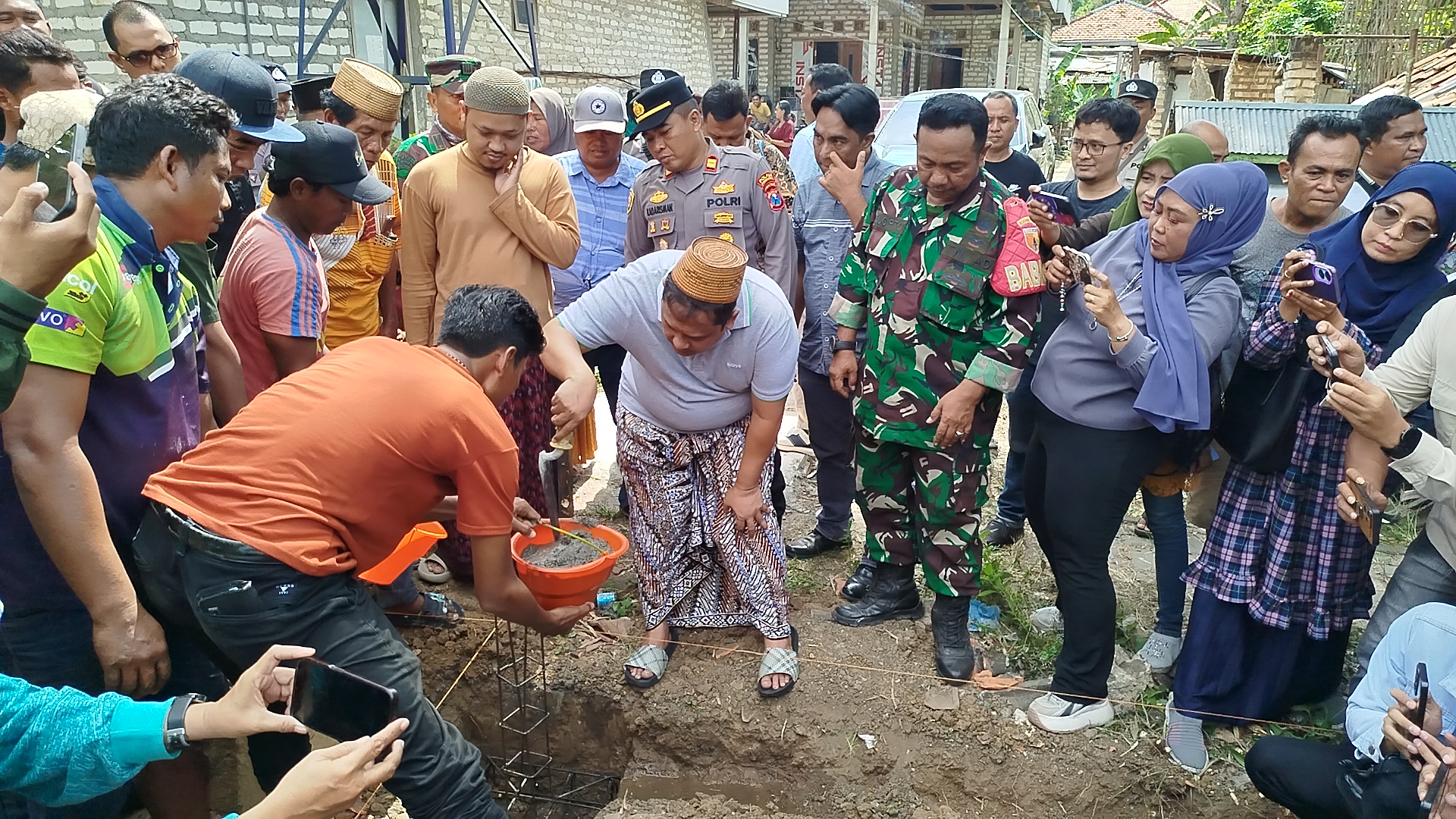 Bos Bawang Mas Bangun Rumah Warga Miskin, Niat Bantu Presiden Bos Bawang Mas Bangun Rumah Warga Miskin, Niat Bantu Presiden