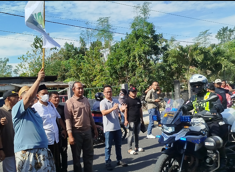 Panen Raya, Haji Her Beli Tembakau Petani 120 Pikap Lalu dibawa ke Suramadu Panen Raya, Haji Her Beli Tembakau Petani 120 Pikap Lalu dibawa ke Suramadu