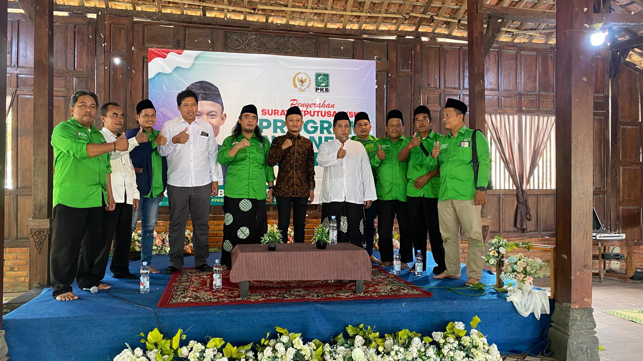 Kaisar Abu Hanifah Serahkan 1.207 SK Program Indonesia Pintar di Sleman Kaisar bersama jajaran pengurus PKB Sleman, serta para relawan yang membantu kelancaran teknis penyerahan bantuan.