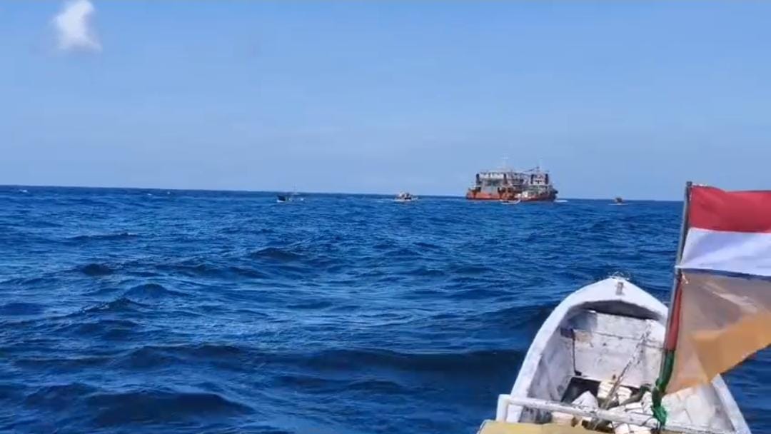 Nelayan Kangean Gelar Aksi Laut Tolak Survei Seismik PT KEI dan PT GSI Nelayan Kangean Gelar Aksi Laut Tolak Survei Seismik PT KEI dan PT GSI