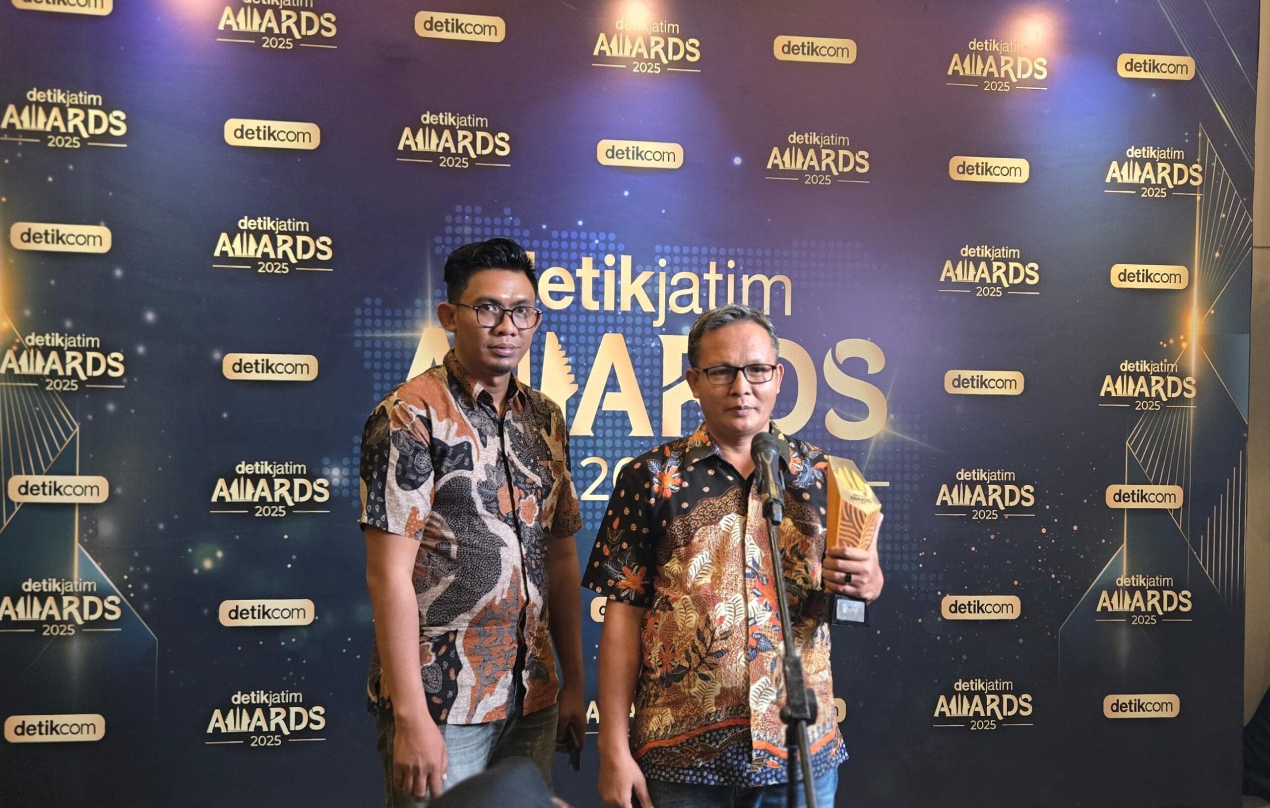 Ketua P4TM Sabet Penghargaan Figur Akselerator Penggerak Industri Tembakau Lokal Ketua P4TM Sabet Penghargaan Figur Akselerator Penggerak Industri Tembakau Lokal