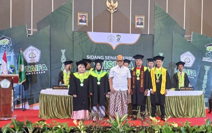 Wisudawan Terbaik STAIFA Pamekasan dapat Beasiswa S2 dari Haji Her