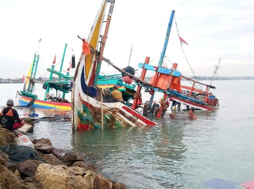 Perahu Nelayan Palang Tuban Tenggelam