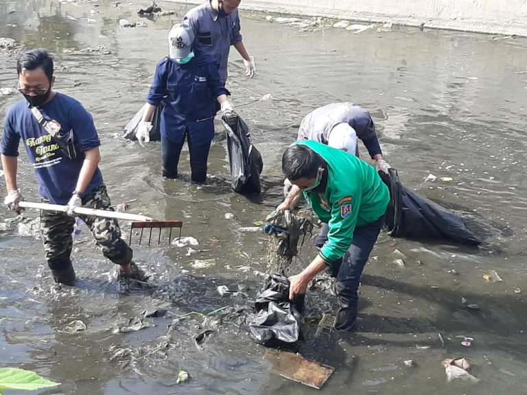 Miris Sampah Menggunung, Kartar Ronggolawe Buat Gerakan Bersih Pantai