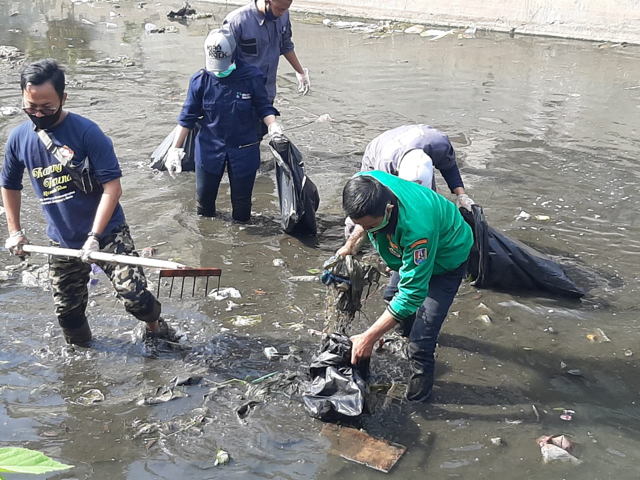 Miris Sampah Menggunung, Kartar Ronggolawe Buat Gerakan Bersih Pantai