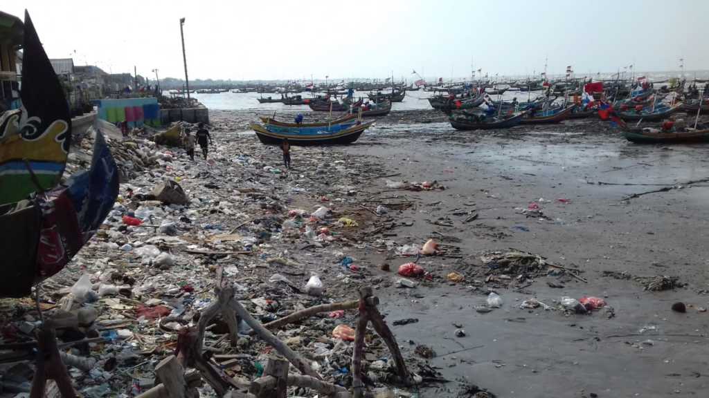 Miris Sampah Menggunung, Kartar Ronggolawe Buat Gerakan Bersih Pantai