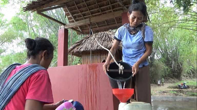 Sumur Kering, Warga Desa Jadi Harus Susuri Hutan Cari Air Bersih