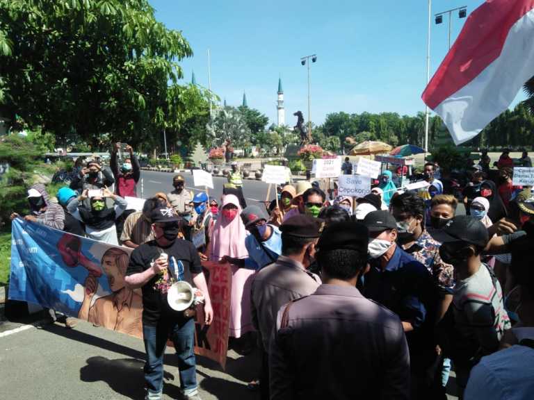 Gruduk Pemkab, Warga Cepokorejo Tuntut Sekdes Dipecat dan Ditahan