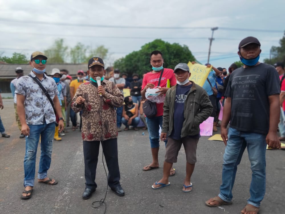 Tutup Akses Masuk PT TPPI, Warga Ring Satu Tuntut Libatkan Pekerja Lokal