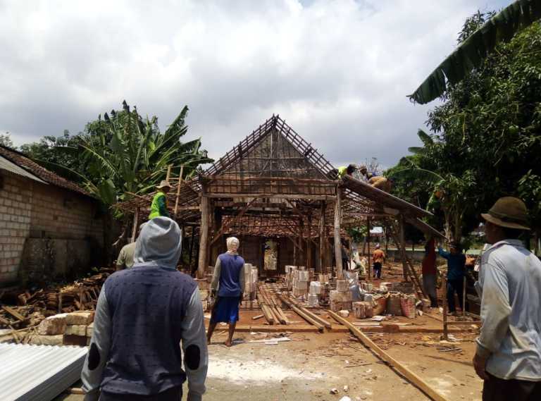 Jamaah Tahlil Nurul Huda Bedah Rumah Warga Becok