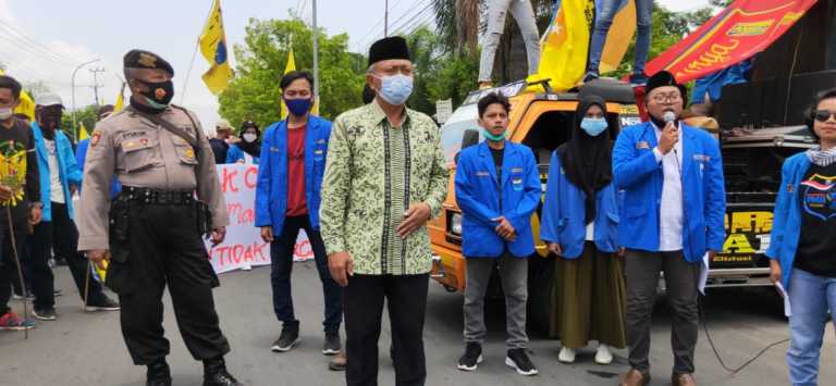 Tolak UU Cipta Kerja, PC PMII Tuban Lakukan Aksi Demonstrasi di Depan Gedung DPRD