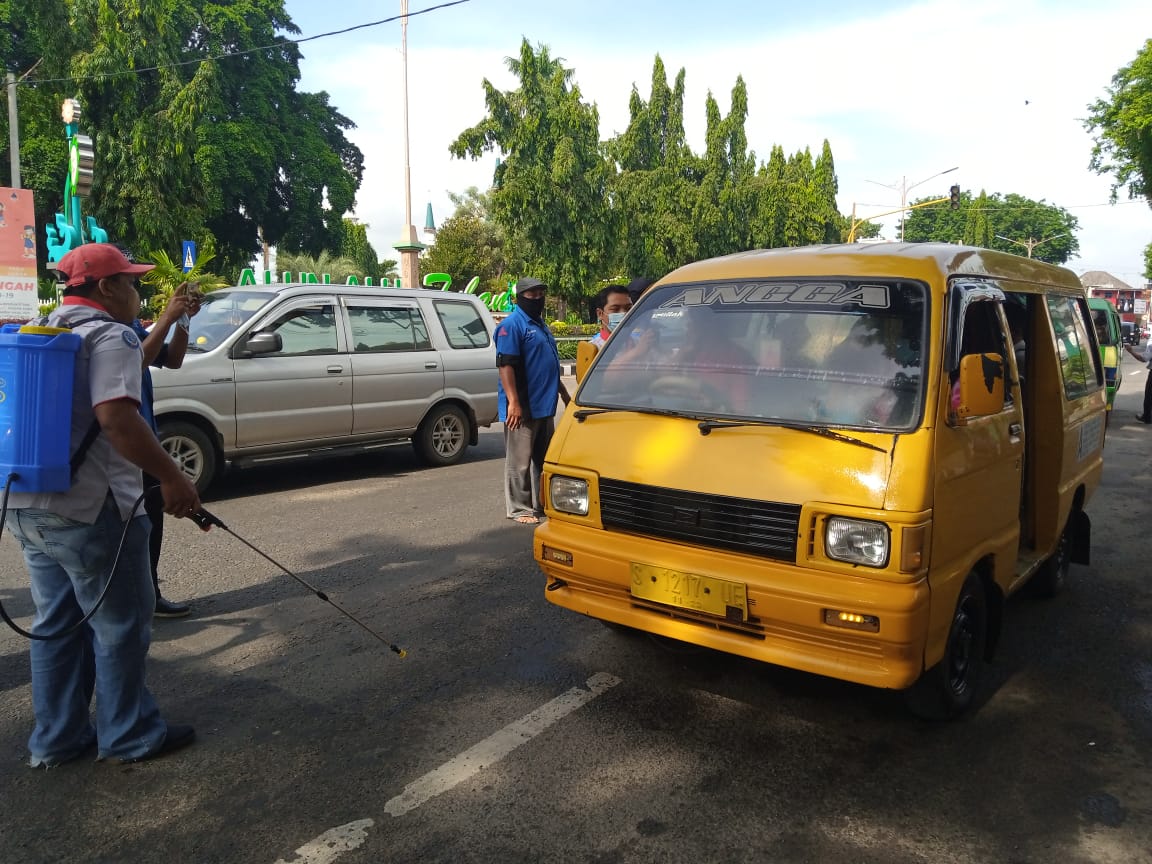 Cegah Penyebaran Covid-19 di MPU dan Bus Melintasi Tuban, Semprotkan Disinfektan serta Bagikan Masker