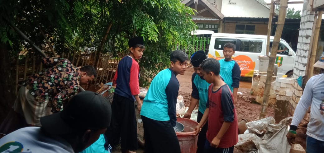 SMP ICT Tuban Bantu Masyarakat Kelurahan Panyuran Terdampak Banjir