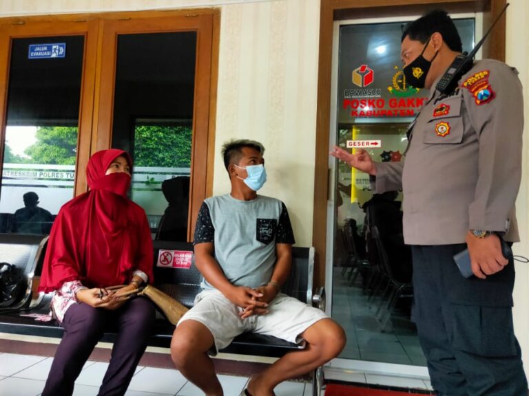 Viral! Video 17 Detik Bagi-Bagi Uang Di Depan TPS, Bawaslu Tuban Selidiki Serius