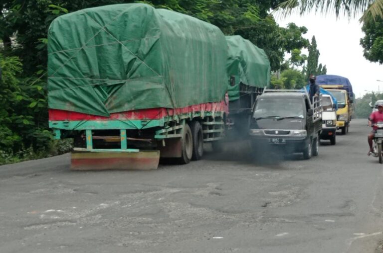 Jalan Rusak Parah, Dinas Terkait Lamban Bertindak