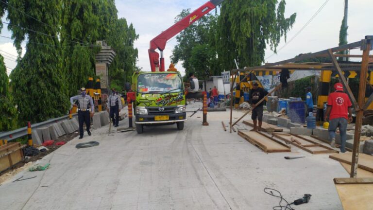 Lantaran Belum Layak Dilewati, Open Traffic Jembatan Cincin Lama Widang Ditunda