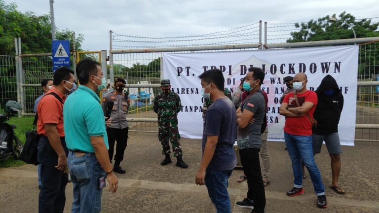 Kehabisan Kesabaran, Kartar Remen Segel Pabrik TPPI Tuban. Begini Alasannya...