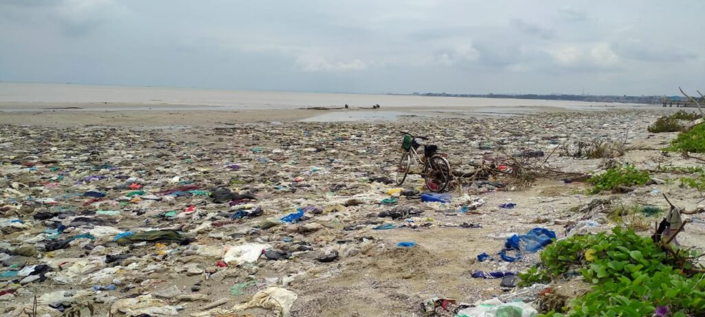 Tumpukan Sampah Menjadi Pemandangan Abadi di Pantai Tuban