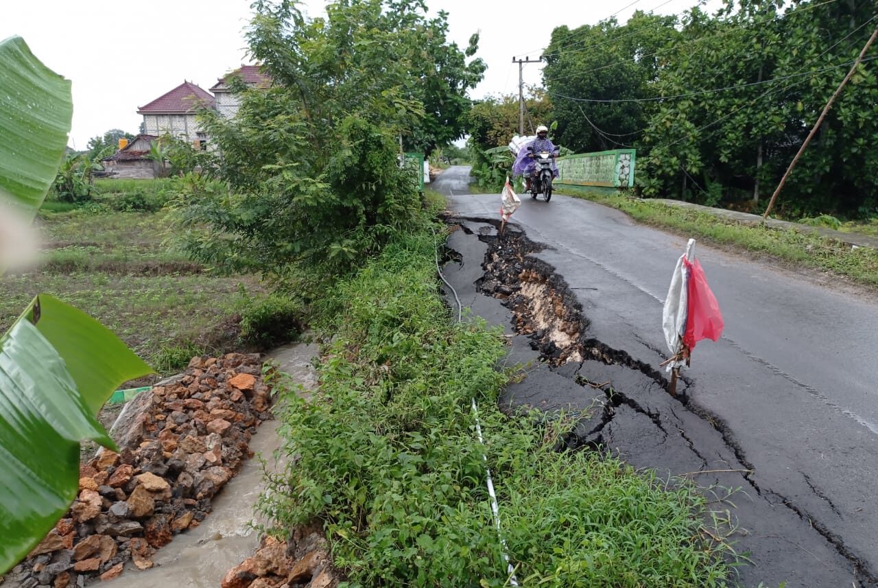 Jalan Akses Desa Longsor Tak Kunjung Diperbaiki
