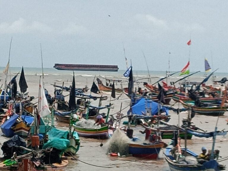 Cuaca Buruk Hantui Nelayan, Paksa Ungsikan Kapal