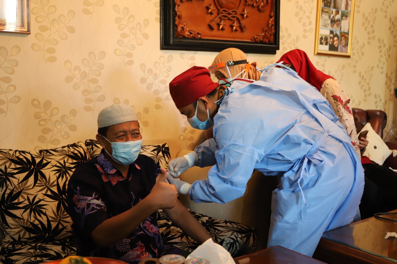 Bupati Tuban Menerima Vaksin Dikediamannya Setelah Wabup