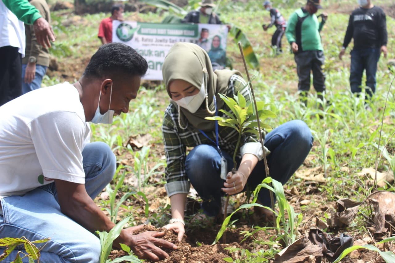 Peduli Lingkungan, Ratna Juwita Serap Aspirasi dan Tanam Pohon