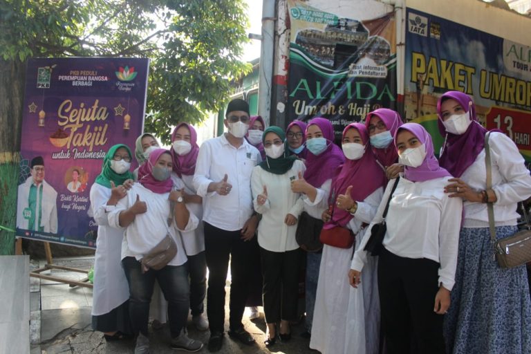 Peringati Hari Kartini, Ratna Juwita bersama Perempuan Bangsa Tuban Bagikan Paket Takjil